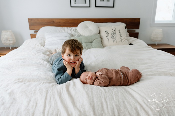 In-home lifestyle newborn photos. Baby photos at home with big brother. Sibling newborn photos. Photos de bébé à domicile à Montréal. Photographe nouveau-né à Montréal. Montreal in-home newborn photos. Montreal newborn photographer.