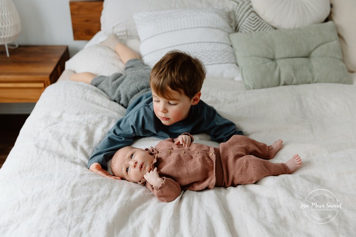 In-home lifestyle newborn photos. Baby photos at home with big brother. Sibling newborn photos. Photos de bébé à domicile à Montréal. Photographe nouveau-né à Montréal. Montreal in-home newborn photos. Montreal newborn photographer.