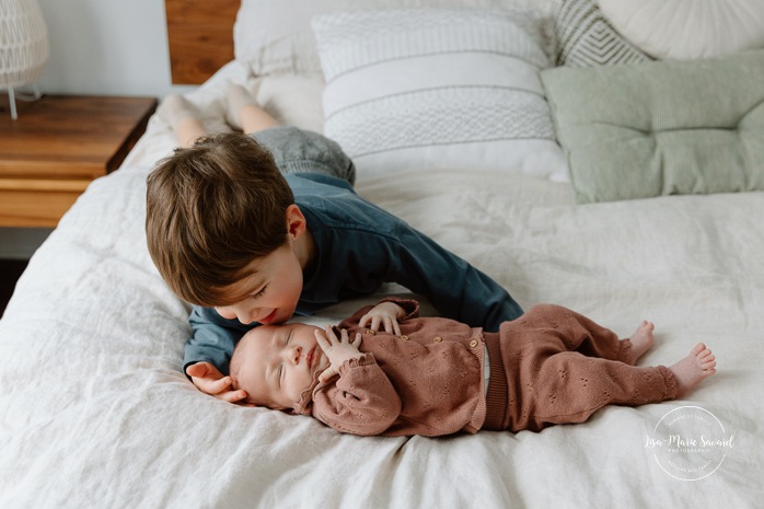 In-home lifestyle newborn photos. Baby photos at home with big brother. Sibling newborn photos. Photos de bébé à domicile à Montréal. Photographe nouveau-né à Montréal. Montreal in-home newborn photos. Montreal newborn photographer.