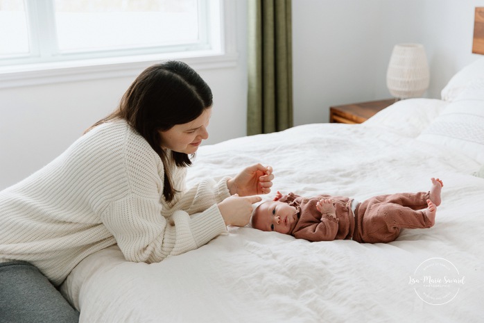 In-home lifestyle newborn photos. Baby photos at home. Photos de bébé à domicile à Montréal. Photographe nouveau-né à Montréal. Montreal in-home newborn photos. Montreal newborn photographer.