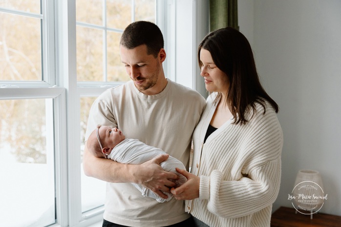 In-home lifestyle newborn photos. Baby photos at home. Photos de bébé à domicile à Montréal. Photographe nouveau-né à Montréal. Montreal in-home newborn photos. Montreal newborn photographer.