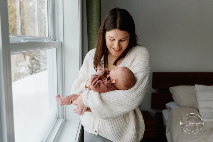 In-home lifestyle newborn photos. Baby photos at home. Photos de bébé à domicile à Montréal. Photographe nouveau-né à Montréal. Montreal in-home newborn photos. Montreal newborn photographer.