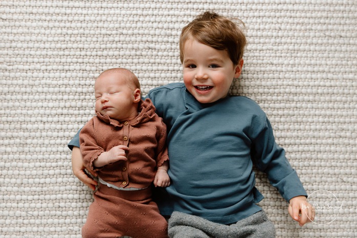 In-home lifestyle newborn photos. Baby photos at home with big brother. Sibling newborn photos. Photos de bébé à domicile à Montréal. Photographe nouveau-né à Montréal. Montreal in-home newborn photos. Montreal newborn photographer.