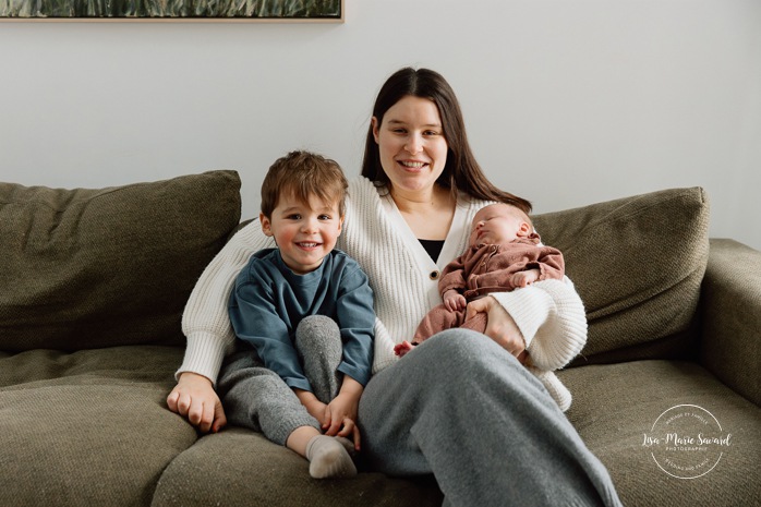 In-home lifestyle newborn photos. Baby photos at home with big brother. Sibling newborn photos. Photos de bébé à domicile à Montréal. Photographe nouveau-né à Montréal. Montreal in-home newborn photos. Montreal newborn photographer.