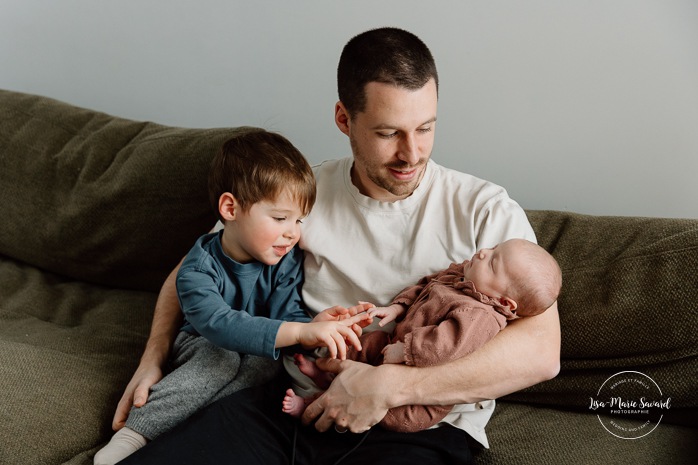 In-home lifestyle newborn photos. Baby photos at home with big brother. Sibling newborn photos. Photos de bébé à domicile à Montréal. Photographe nouveau-né à Montréal. Montreal in-home newborn photos. Montreal newborn photographer.