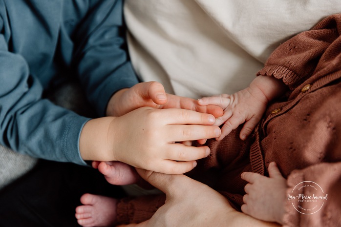 In-home lifestyle newborn photos. Baby photos at home with big brother. Sibling newborn photos. Photos de bébé à domicile à Montréal. Photographe nouveau-né à Montréal. Montreal in-home newborn photos. Montreal newborn photographer.