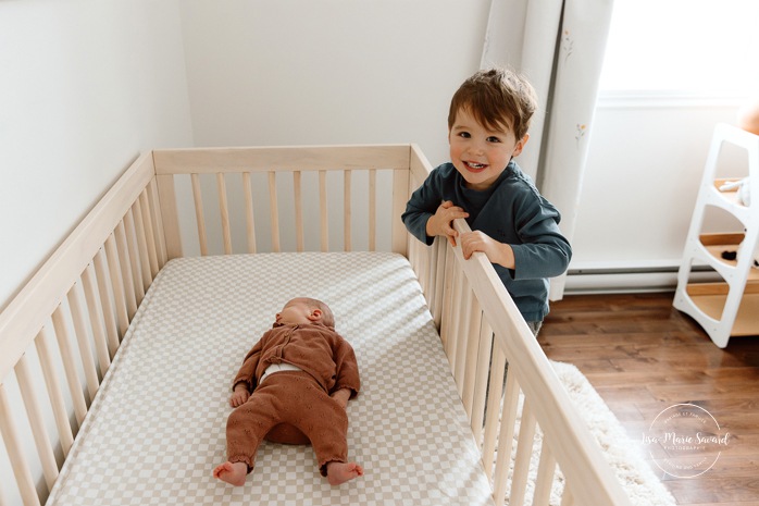 In-home lifestyle newborn photos. Baby photos at home with big brother. Sibling newborn photos. Photos de bébé à domicile à Montréal. Photographe nouveau-né à Montréal. Montreal in-home newborn photos. Montreal newborn photographer.