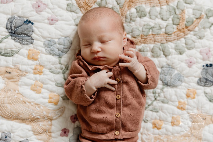 In-home lifestyle newborn photos. Baby photos at home. Nursery newborn photos. Photos de bébé à domicile à Montréal. Photographe nouveau-né à Montréal. Montreal in-home newborn photos. Montreal newborn photographer.