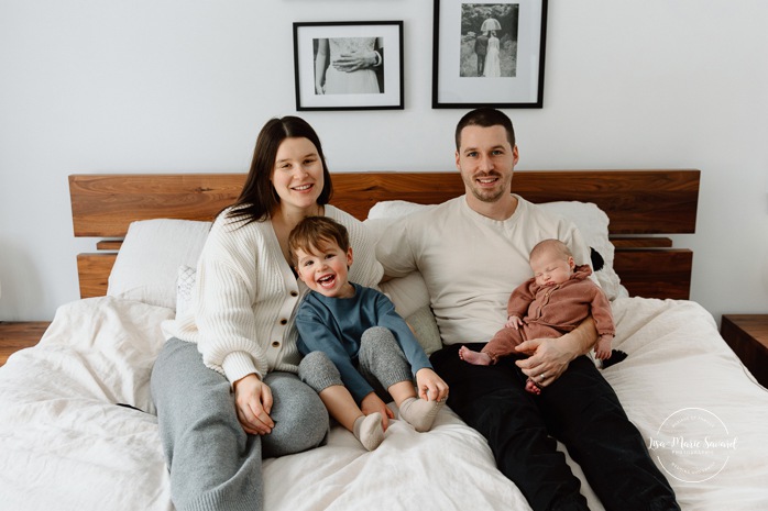 In-home lifestyle newborn photos. Baby photos at home with big brother. Sibling newborn photos. Photos de bébé à domicile à Montréal. Photographe nouveau-né à Montréal. Montreal in-home newborn photos. Montreal newborn photographer.