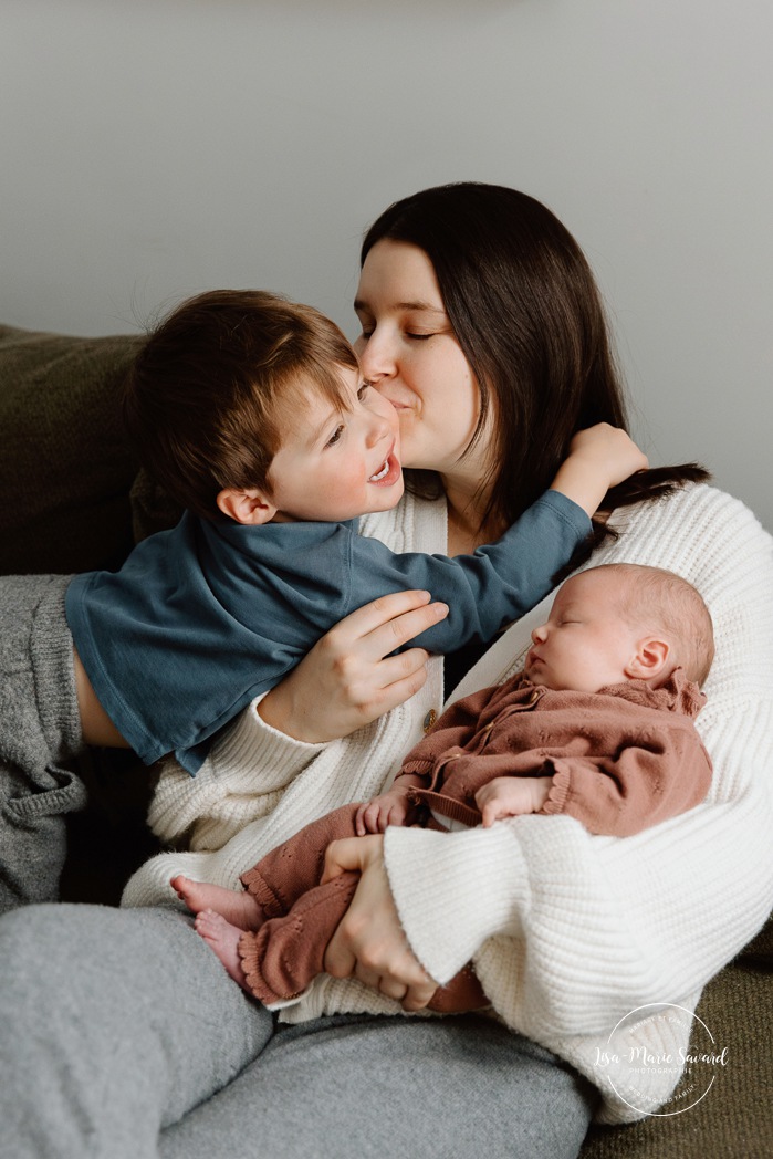 In-home lifestyle newborn photos. Baby photos at home with big brother. Sibling newborn photos. Photos de bébé à domicile à Montréal. Photographe nouveau-né à Montréal. Montreal in-home newborn photos. Montreal newborn photographer.