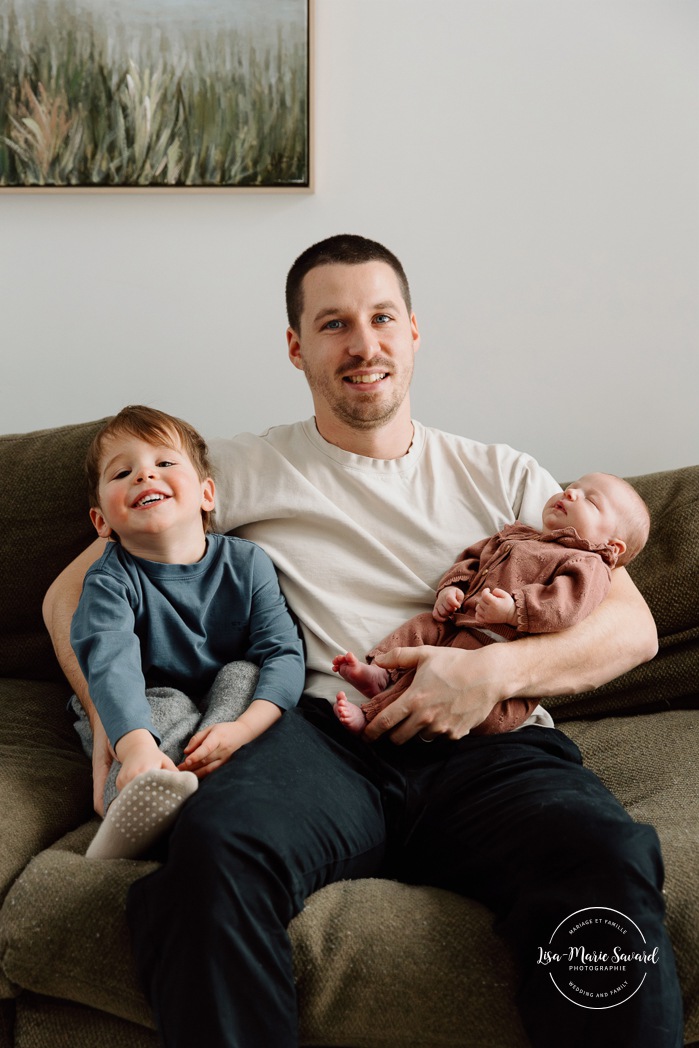 In-home lifestyle newborn photos. Baby photos at home with big brother. Sibling newborn photos. Photos de bébé à domicile à Montréal. Photographe nouveau-né à Montréal. Montreal in-home newborn photos. Montreal newborn photographer.