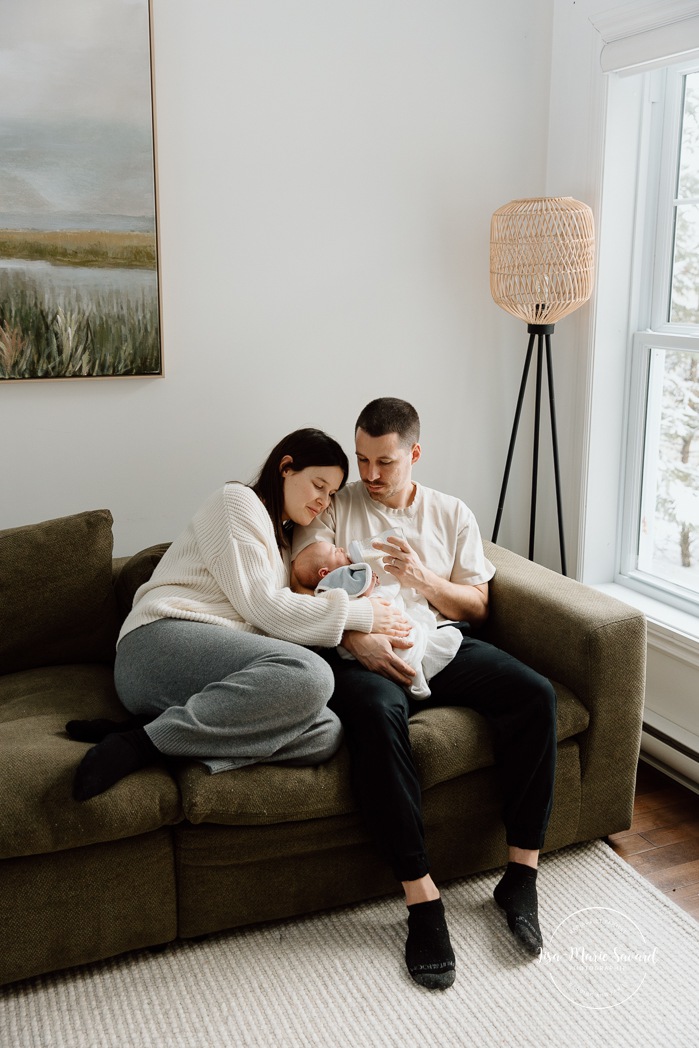 In-home lifestyle newborn photos. Baby photos at home. Photos de bébé à domicile à Montréal. Photographe nouveau-né à Montréal. Montreal in-home newborn photos. Montreal newborn photographer.