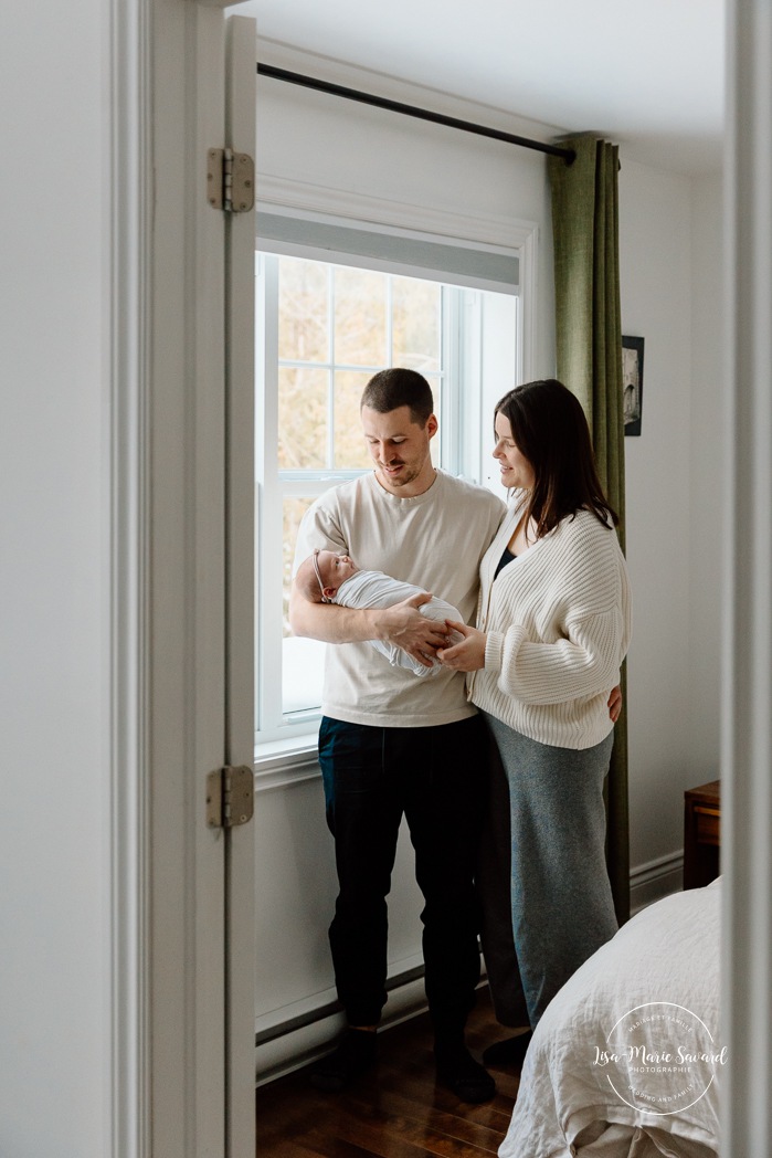 In-home lifestyle newborn photos. Baby photos at home. Photos de bébé à domicile à Montréal. Photographe nouveau-né à Montréal. Montreal in-home newborn photos. Montreal newborn photographer.