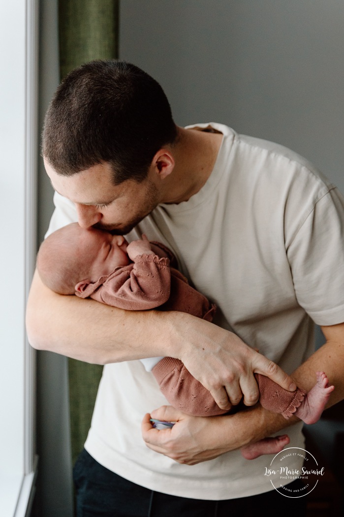 In-home lifestyle newborn photos. Baby photos at home. Photos de bébé à domicile à Montréal. Photographe nouveau-né à Montréal. Montreal in-home newborn photos. Montreal newborn photographer.