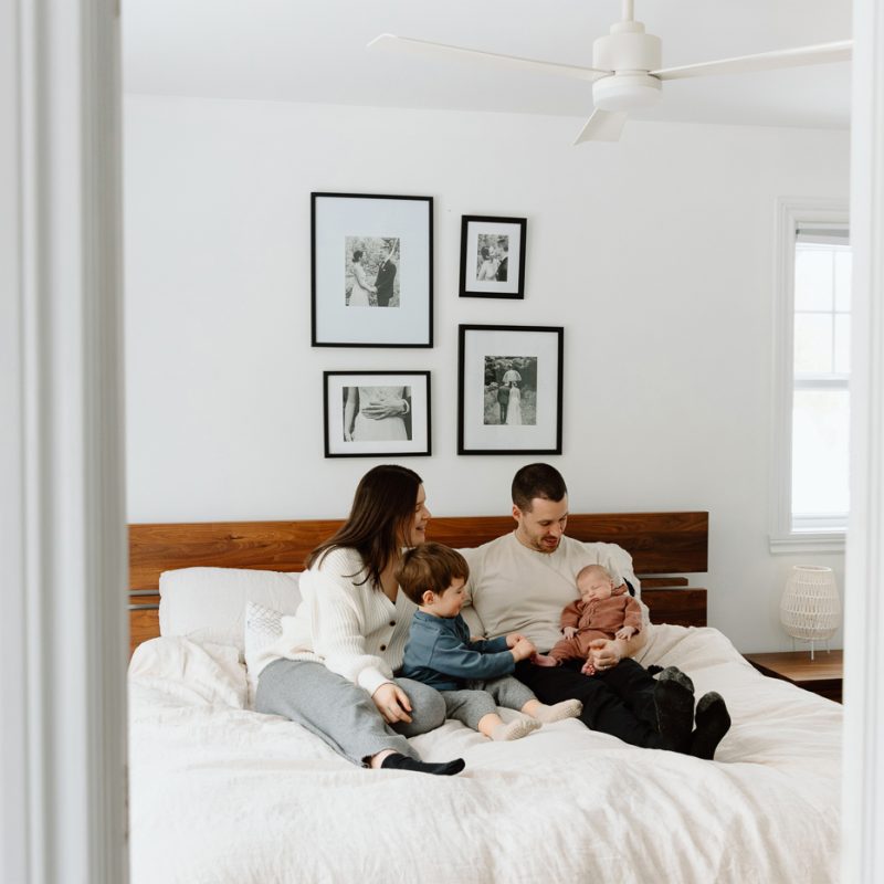 In-home lifestyle newborn photos. Baby photos at home with big brother. Sibling newborn photos. Photos de bébé à domicile à Montréal. Photographe nouveau-né à Montréal. Montreal in-home newborn photos. Montreal newborn photographer.