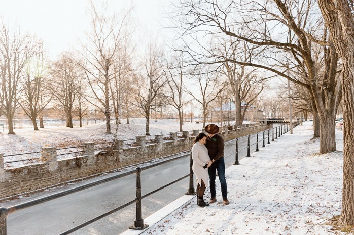 Winter maternity photos. Romantic snowy maternity photos. Golden hour maternity photos. Photos de maternité à Montréal en hiver. Montreal winter maternity photos. Photographe de maternité à Montréal. Montreal maternity photographer. Promenade Père-Marquette Lachine.