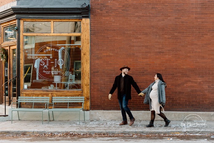 Winter maternity photos. Romantic snowy maternity photos. Golden hour maternity photos. Photos de maternité à Montréal en hiver. Montreal winter maternity photos. Photographe de maternité à Montréal. Montreal maternity photographer. Comptoir St-Jo Lachine.
