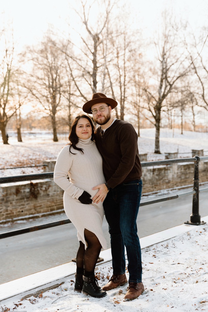 Winter maternity photos. Romantic snowy maternity photos. Golden hour maternity photos. Photos de maternité à Montréal en hiver. Montreal winter maternity photos. Photographe de maternité à Montréal. Montreal maternity photographer. Promenade Père-Marquette Lachine.