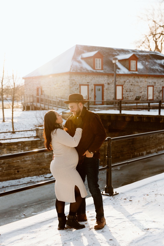 Winter maternity photos. Romantic snowy maternity photos. Golden hour maternity photos. Photos de maternité à Montréal en hiver. Montreal winter maternity photos. Photographe de maternité à Montréal. Montreal maternity photographer. Promenade Père-Marquette Lachine.