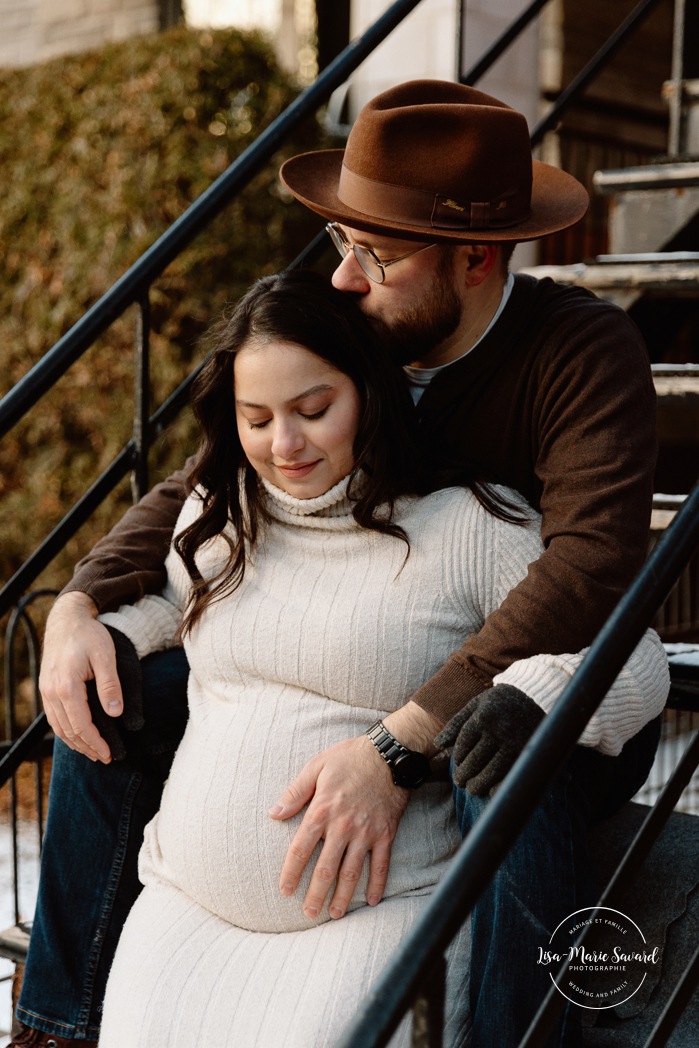 Winter maternity photos. Romantic snowy maternity photos. Golden hour maternity photos. Photos de maternité à Montréal en hiver. Montreal winter maternity photos. Photographe de maternité à Montréal. Montreal maternity photographer. Comptoir St-Jo Lachine.