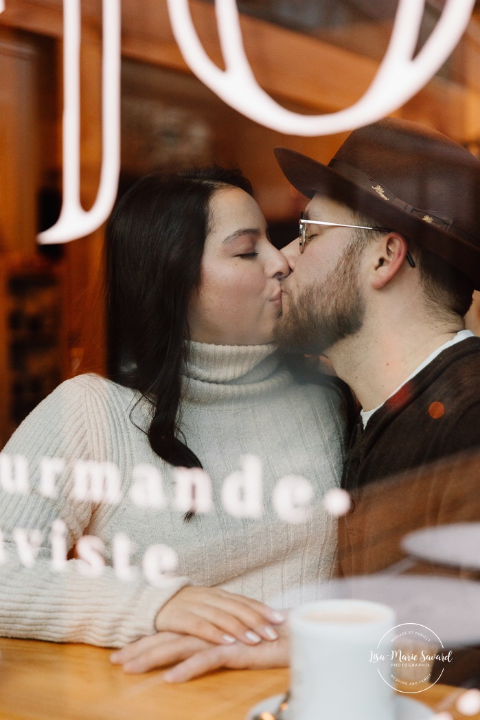 Winter maternity photos. Romantic snowy maternity photos. Golden hour maternity photos. Photos de maternité à Montréal en hiver. Montreal winter maternity photos. Photographe de maternité à Montréal. Montreal maternity photographer. Comptoir St-Jo Lachine.