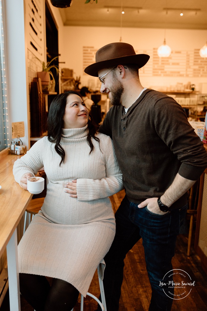Winter maternity photos. Romantic snowy maternity photos. Golden hour maternity photos. Photos de maternité à Montréal en hiver. Montreal winter maternity photos. Photographe de maternité à Montréal. Montreal maternity photographer. Comptoir St-Jo Lachine.