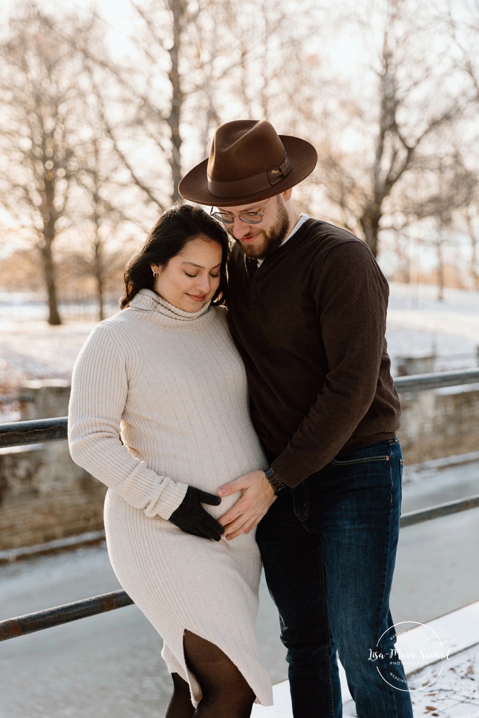Winter maternity photos. Romantic snowy maternity photos. Golden hour maternity photos. Photos de maternité à Montréal en hiver. Montreal winter maternity photos. Photographe de maternité à Montréal. Montreal maternity photographer. Promenade Père-Marquette Lachine.