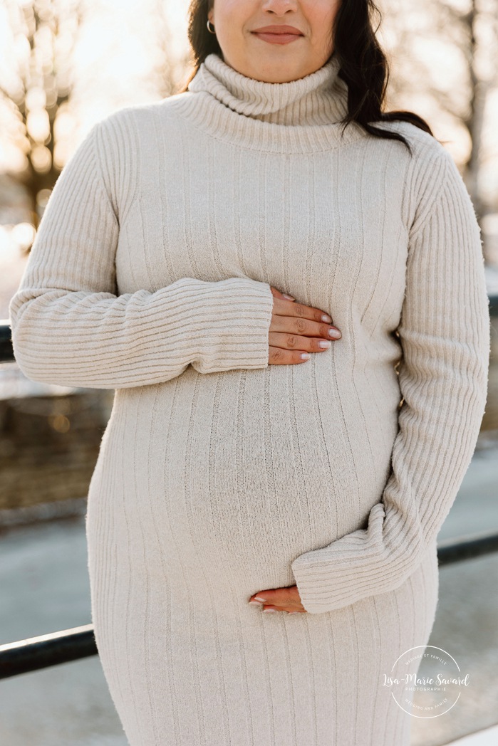 Winter maternity photos. Romantic snowy maternity photos. Golden hour maternity photos. Photos de maternité à Montréal en hiver. Montreal winter maternity photos. Photographe de maternité à Montréal. Montreal maternity photographer. Promenade Père-Marquette Lachine.