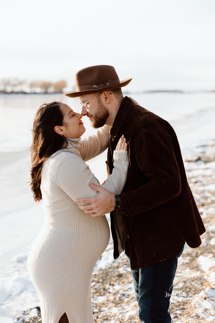 Winter maternity photos. Romantic snowy maternity photos. Golden hour maternity photos. Photos de maternité à Montréal en hiver. Montreal winter maternity photos. Photographe de maternité à Montréal. Montreal maternity photographer. Promenade Père-Marquette Lachine.
