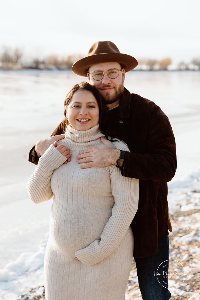 Winter maternity photos. Romantic snowy maternity photos. Golden hour maternity photos. Photos de maternité à Montréal en hiver. Montreal winter maternity photos. Photographe de maternité à Montréal. Montreal maternity photographer. Promenade Père-Marquette Lachine.