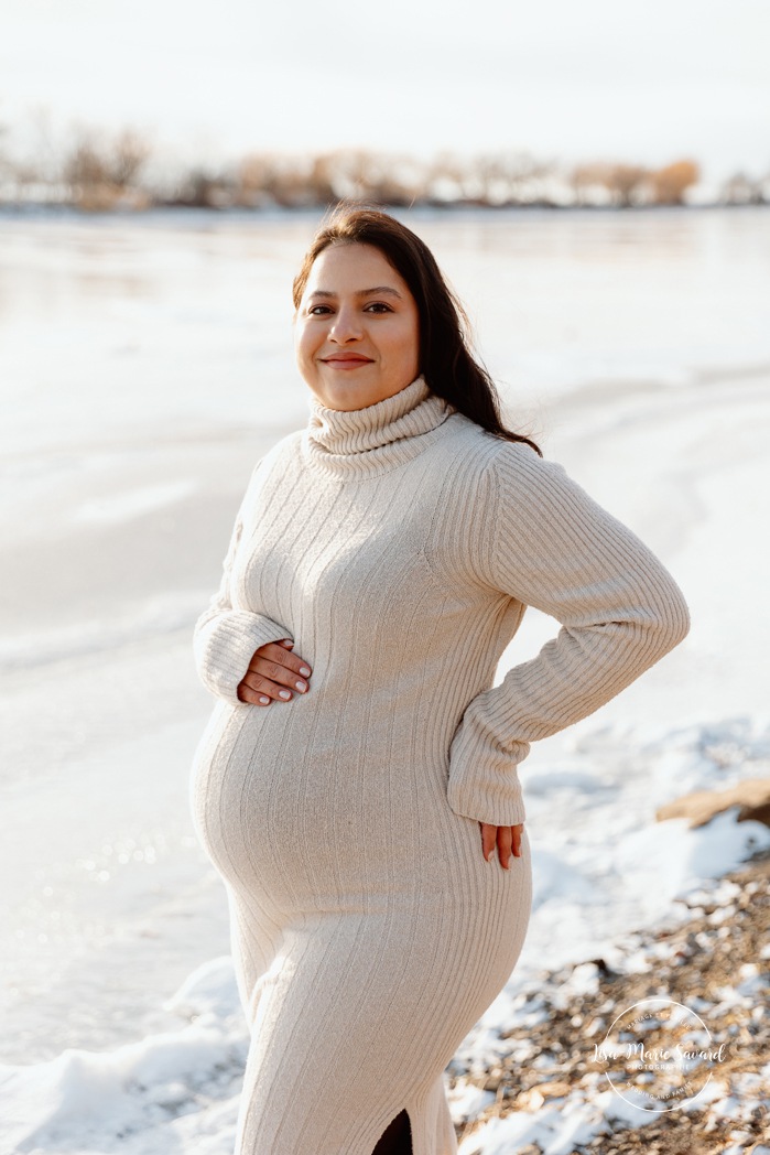 Winter maternity photos. Romantic snowy maternity photos. Golden hour maternity photos. Photos de maternité à Montréal en hiver. Montreal winter maternity photos. Photographe de maternité à Montréal. Montreal maternity photographer. Promenade Père-Marquette Lachine.