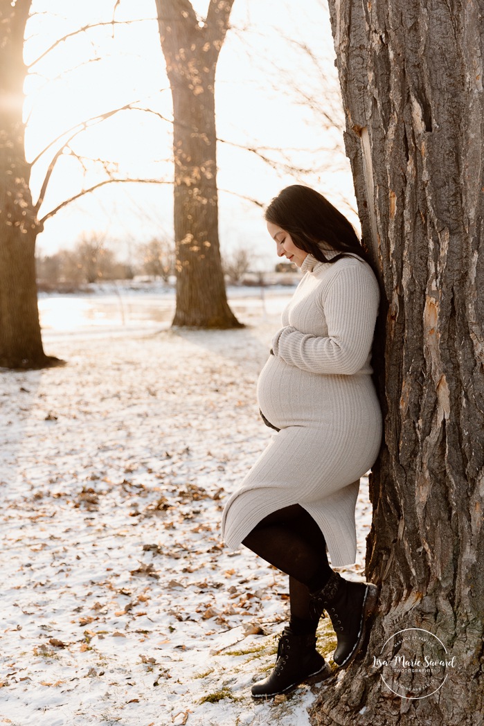 Winter maternity photos. Romantic snowy maternity photos. Golden hour maternity photos. Photos de maternité à Montréal en hiver. Montreal winter maternity photos. Photographe de maternité à Montréal. Montreal maternity photographer. Promenade Père-Marquette Lachine.