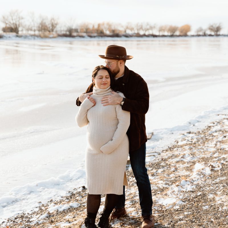 Winter maternity photos. Romantic snowy maternity photos. Golden hour maternity photos. Photos de maternité à Montréal en hiver. Montreal winter maternity photos. Photographe de maternité à Montréal. Montreal maternity photographer. Promenade Père-Marquette Lachine.