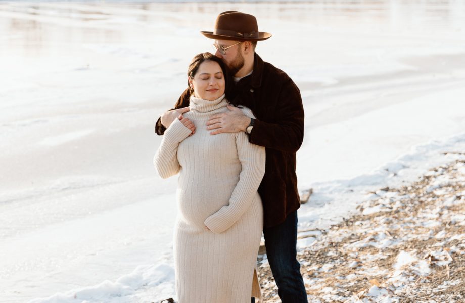 Winter maternity photos. Romantic snowy maternity photos. Golden hour maternity photos. Photos de maternité à Montréal en hiver. Montreal winter maternity photos. Photographe de maternité à Montréal. Montreal maternity photographer. Promenade Père-Marquette Lachine.