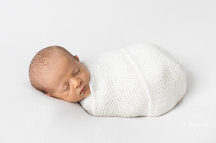 Minimalist newborn photos. Clean newborn photos. Organic newvborn photos. Photos de nouveau-né en studio à Montréal. Montreal in-studio newborn photos. Photographe nouveau-né Montréal. Montreal newborn photographer.