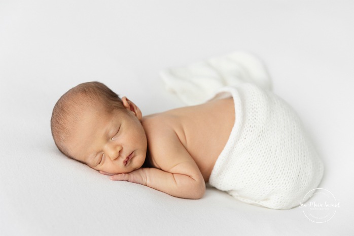Minimalist newborn photos. Clean newborn photos. Organic newvborn photos. Photos de nouveau-né en studio à Montréal. Montreal in-studio newborn photos. Photographe nouveau-né Montréal. Montreal newborn photographer.