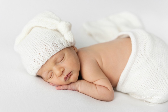 Minimalist newborn photos. Clean newborn photos. Organic newvborn photos. Photos de nouveau-né en studio à Montréal. Montreal in-studio newborn photos. Photographe nouveau-né Montréal. Montreal newborn photographer.