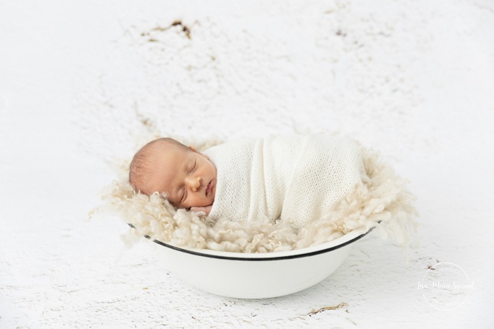 Minimalist newborn photos. Clean newborn photos. Organic newvborn photos. Photos de nouveau-né en studio à Montréal. Montreal in-studio newborn photos. Photographe nouveau-né Montréal. Montreal newborn photographer.