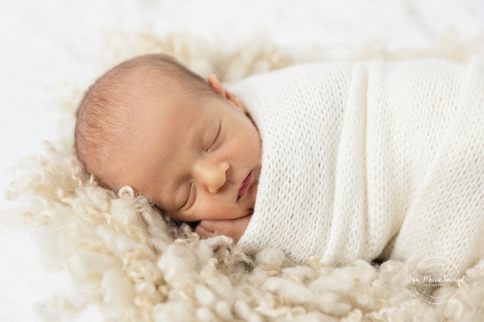 Minimalist newborn photos. Clean newborn photos. Organic newvborn photos. Photos de nouveau-né en studio à Montréal. Montreal in-studio newborn photos. Photographe nouveau-né Montréal. Montreal newborn photographer.