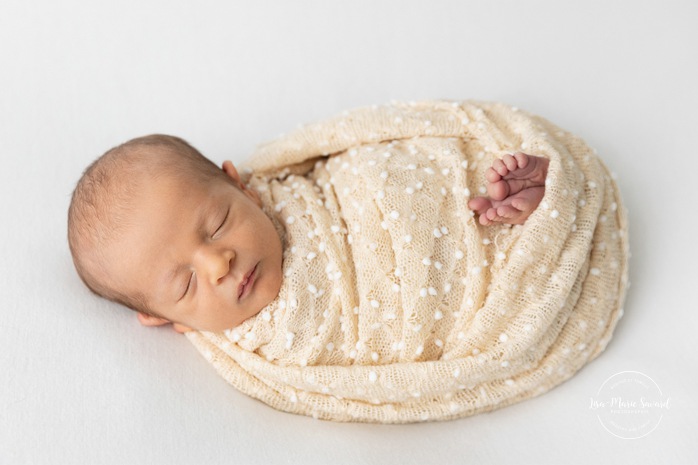 Minimalist newborn photos. Clean newborn photos. Organic newvborn photos. Photos de nouveau-né en studio à Montréal. Montreal in-studio newborn photos. Photographe nouveau-né Montréal. Montreal newborn photographer.