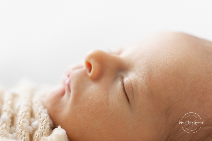 Minimalist newborn photos. Clean newborn photos. Organic newvborn photos. Photos de nouveau-né en studio à Montréal. Montreal in-studio newborn photos. Photographe nouveau-né Montréal. Montreal newborn photographer.