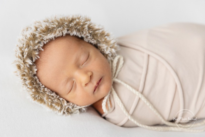 Minimalist newborn photos. Clean newborn photos. Organic newvborn photos. Photos de nouveau-né en studio à Montréal. Montreal in-studio newborn photos. Photographe nouveau-né Montréal. Montreal newborn photographer.