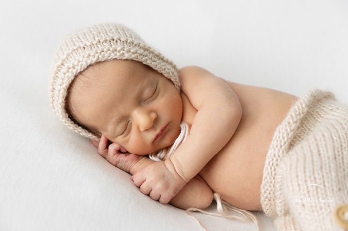 Minimalist newborn photos. Clean newborn photos. Organic newvborn photos. Photos de nouveau-né en studio à Montréal. Montreal in-studio newborn photos. Photographe nouveau-né Montréal. Montreal newborn photographer.