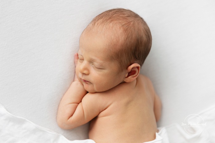 Minimalist newborn photos. Clean newborn photos. Organic newvborn photos. Photos de nouveau-né en studio à Montréal. Montreal in-studio newborn photos. Photographe nouveau-né Montréal. Montreal newborn photographer.