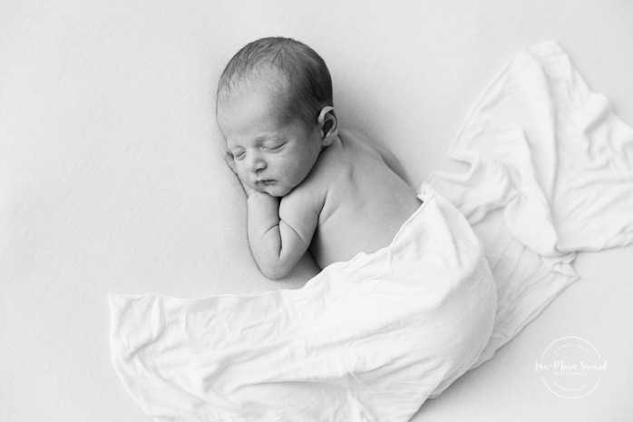 Minimalist newborn photos. Clean newborn photos. Organic newvborn photos. Photos de nouveau-né en studio à Montréal. Montreal in-studio newborn photos. Photographe nouveau-né Montréal. Montreal newborn photographer.