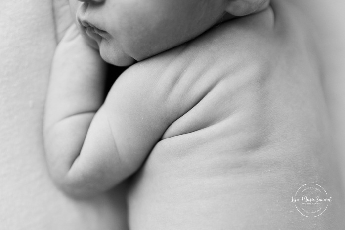 Minimalist newborn photos. Clean newborn photos. Organic newvborn photos. Photos de nouveau-né en studio à Montréal. Montreal in-studio newborn photos. Photographe nouveau-né Montréal. Montreal newborn photographer.