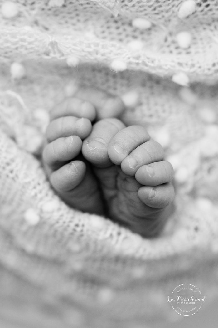 Minimalist newborn photos. Clean newborn photos. Organic newvborn photos. Photos de nouveau-né en studio à Montréal. Montreal in-studio newborn photos. Photographe nouveau-né Montréal. Montreal newborn photographer.