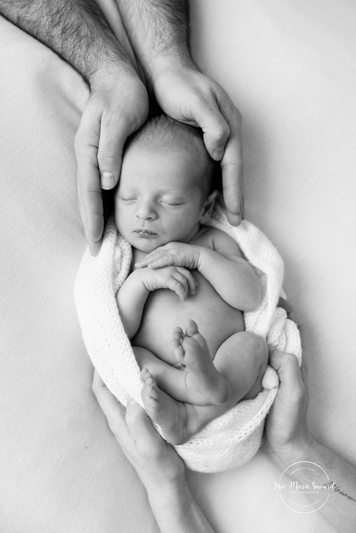 Minimalist newborn photos. Clean newborn photos. Organic newvborn photos. Photos de nouveau-né en studio à Montréal. Montreal in-studio newborn photos. Photographe nouveau-né Montréal. Montreal newborn photographer.