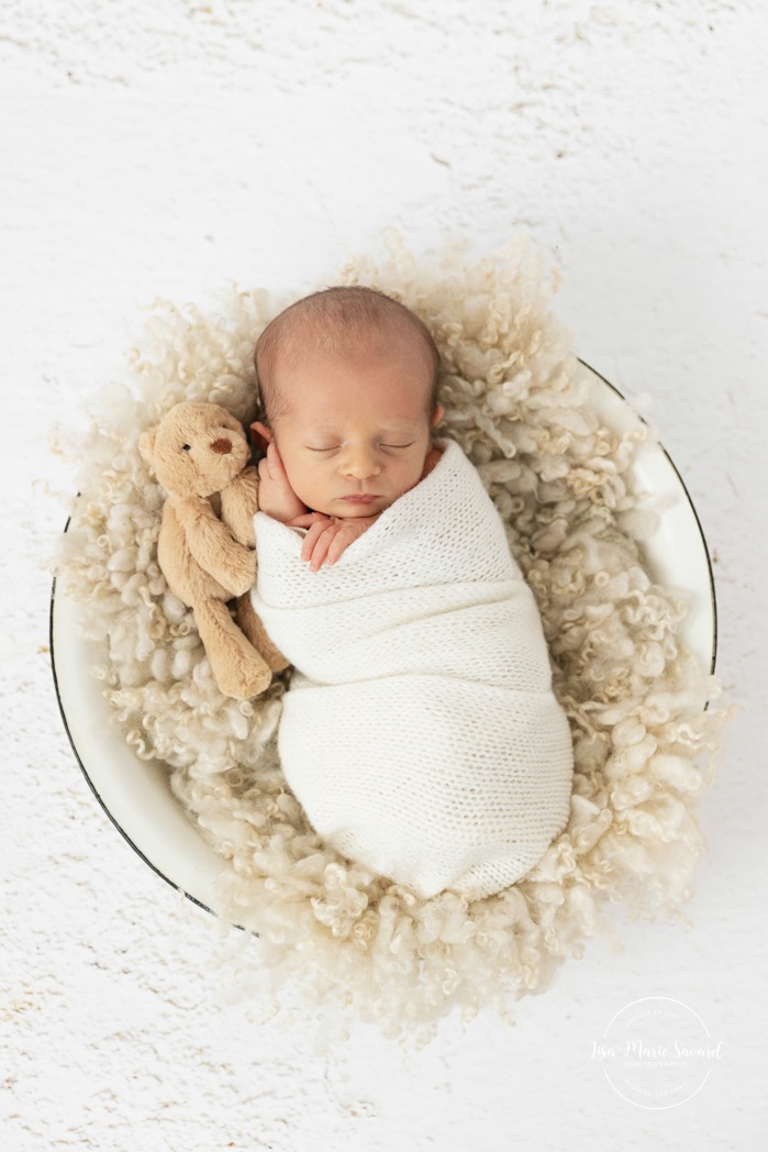 Minimalist newborn photos. Clean newborn photos. Organic newvborn photos. Photos de nouveau-né en studio à Montréal. Montreal in-studio newborn photos. Photographe nouveau-né Montréal. Montreal newborn photographer.