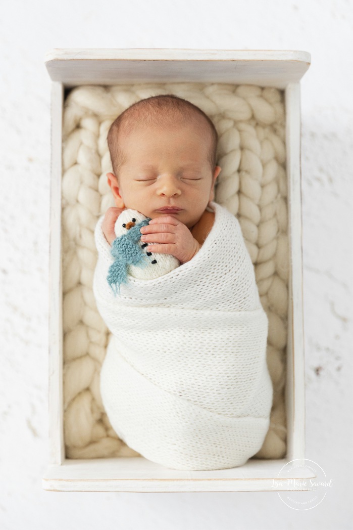 Minimalist newborn photos. Clean newborn photos. Organic newvborn photos. Photos de nouveau-né en studio à Montréal. Montreal in-studio newborn photos. Photographe nouveau-né Montréal. Montreal newborn photographer.